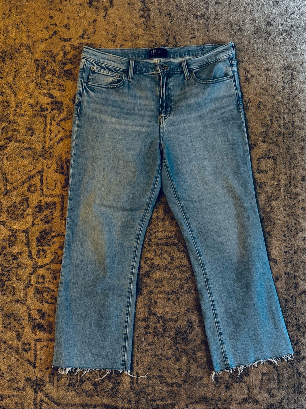 GAP Women’s Light Blue Raw Hem Cropped Straight Jeans